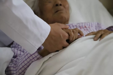 初心使命|97岁，老人抓住他的胳膊说：救救我，救救我，后来......