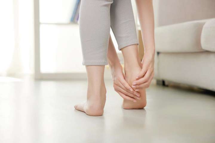 足脊健康说|足底筋膜炎的定义、诱发因素及自我评测方法