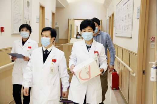 德尔康尼开展主题慰问，为病人、专家和职工送上重阳祝福