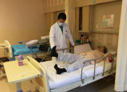 高龄且重度抑郁症碰上右髋关节置换术后康复――难度加倍时德尔康尼的医生是怎么做的？