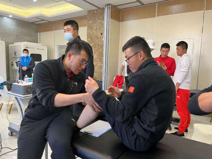 德尔康尼骨科专家为越野滑雪国家集训队体能教练、康复师等开展膝关节常见损伤专题讲座