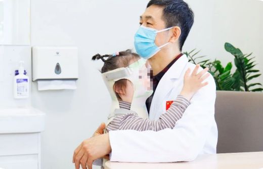 “总是去帮助，常常去安慰，有时去治愈。”∣小儿骨科诊室里温情的一幕